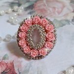 Parisian Roses ring broderet med en kvarts cabochon prydet med harpiks roser og rocailles